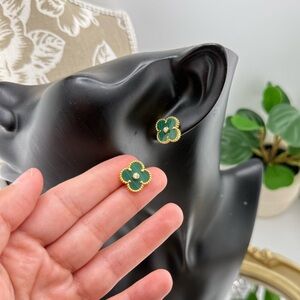 Lucky Alhambra Clover Earrings with Logo – Sterling Silver & Green Stone